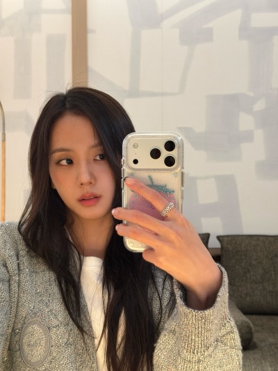 She seriously looks just like the youngest daughter of a wealthy family..🩶 From the Dior Sigahl bag carried by Yuna Kim to the Cannage cardigan, Jisoo's airport fashion has crowned her the autumn Dior goddess🍂
