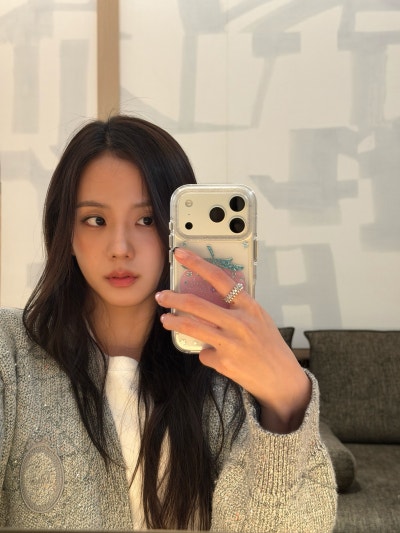 She seriously looks just like the youngest daughter of a wealthy family..🩶 From the Dior Sigahl bag carried by Yuna Kim to the Cannage cardigan, Jisoo's airport fashion has crowned her the autumn Dior goddess🍂