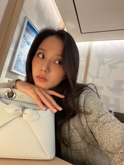 She seriously looks just like the youngest daughter of a wealthy family..🩶 From the Dior Sigahl bag carried by Yuna Kim to the Cannage cardigan, Jisoo's airport fashion has crowned her the autumn Dior goddess🍂