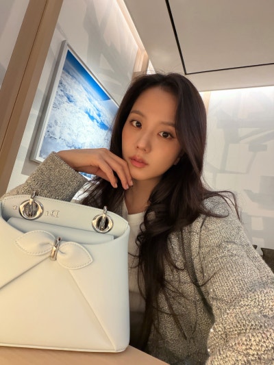 She seriously looks just like the youngest daughter of a wealthy family..🩶 From the Dior Sigahl bag carried by Yuna Kim to the Cannage cardigan, Jisoo's airport fashion has crowned her the autumn Dior goddess🍂