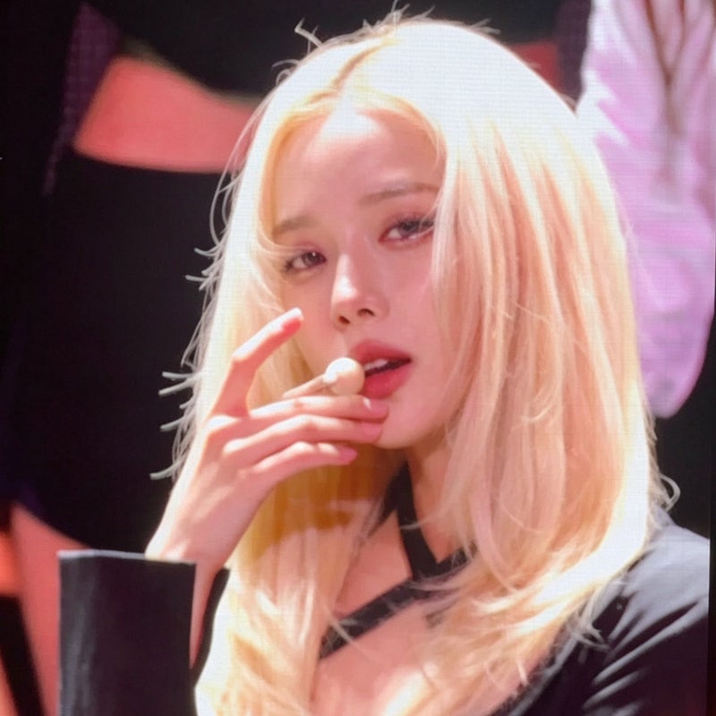 Isn't she seriously an angel..🤍 Winter, who recently showed off a saintly visual with her blonde curly hair, presents her pure white visuals at the Atlanta concert🪽