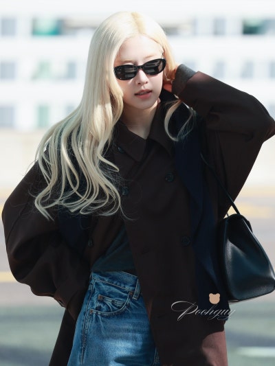 Seriously, the class of a world star is insane..🕶️ Queen Rosé’s airport fashion for Paris Fashion Week departure, showing the essence of Saint Laurent with just one trench coat🍂