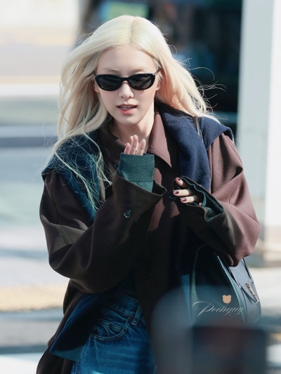 Seriously, the class of a world star is insane..🕶️ Queen Rosé’s airport fashion for Paris Fashion Week departure, showing the essence of Saint Laurent with just one trench coat🍂