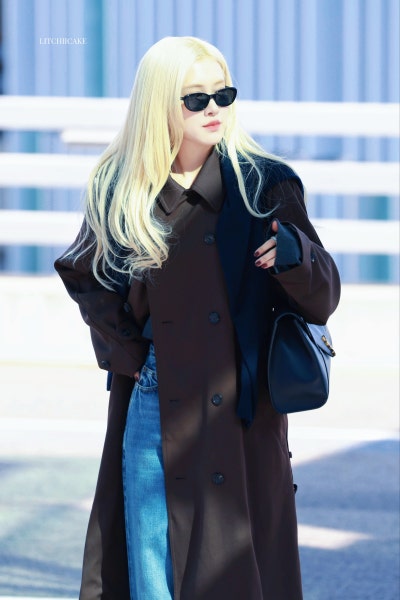 Seriously, the class of a world star is insane..🕶️ Queen Rosé’s airport fashion for Paris Fashion Week departure, showing the essence of Saint Laurent with just one trench coat🍂