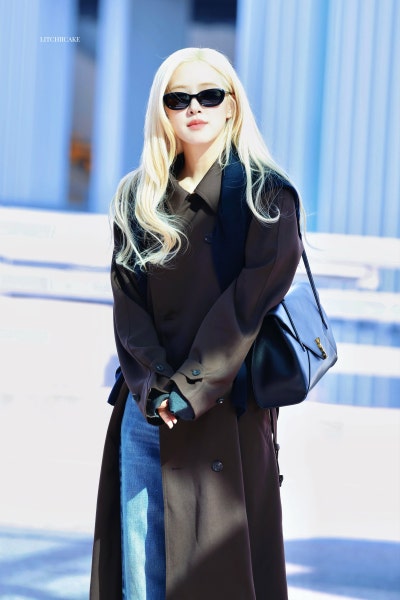 Seriously, the class of a world star is insane..🕶️ Queen Rosé’s airport fashion for Paris Fashion Week departure, showing the essence of Saint Laurent with just one trench coat🍂