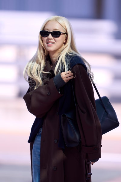 Seriously, the class of a world star is insane..🕶️ Queen Rosé’s airport fashion for Paris Fashion Week departure, showing the essence of Saint Laurent with just one trench coat🍂