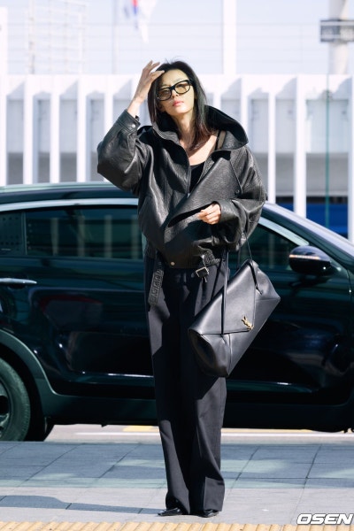 Seriously, the class of a world star is insane..🕶️ Queen Rosé’s airport fashion for Paris Fashion Week departure, showing the essence of Saint Laurent with just one trench coat🍂