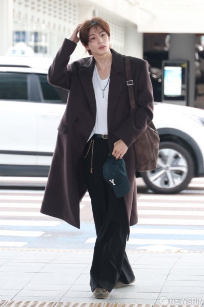 Seriously, the class of a world star is insane..🕶️ Queen Rosé’s airport fashion for Paris Fashion Week departure, showing the essence of Saint Laurent with just one trench coat🍂