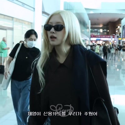 Seriously, the class of a world star is insane..🕶️ Queen Rosé’s airport fashion for Paris Fashion Week departure, showing the essence of Saint Laurent with just one trench coat🍂