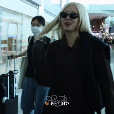 Seriously, the class of a world star is insane..🕶️ Queen Rosé’s airport fashion for Paris Fashion Week departure, showing the essence of Saint Laurent with just one trench coat🍂