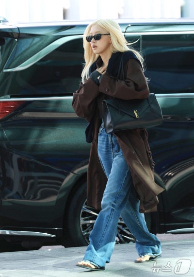 Seriously, the class of a world star is insane..🕶️ Queen Rosé’s airport fashion for Paris Fashion Week departure, showing the essence of Saint Laurent with just one trench coat🍂