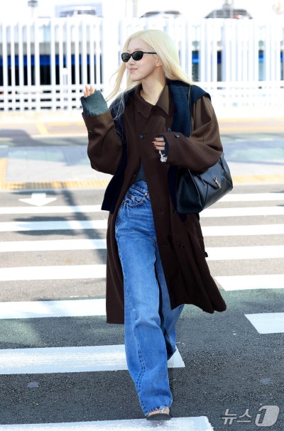 Seriously, the class of a world star is insane..🕶️ Queen Rosé’s airport fashion for Paris Fashion Week departure, showing the essence of Saint Laurent with just one trench coat🍂