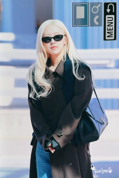 Seriously, the class of a world star is insane..🕶️ Queen Rosé’s airport fashion for Paris Fashion Week departure, showing the essence of Saint Laurent with just one trench coat🍂