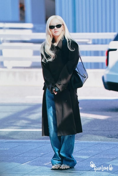 Seriously, the class of a world star is insane..🕶️ Queen Rosé’s airport fashion for Paris Fashion Week departure, showing the essence of Saint Laurent with just one trench coat🍂