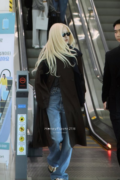 Seriously, the class of a world star is insane..🕶️ Queen Rosé’s airport fashion for Paris Fashion Week departure, showing the essence of Saint Laurent with just one trench coat🍂