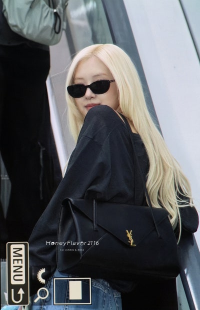 Seriously, the class of a world star is insane..🕶️ Queen Rosé’s airport fashion for Paris Fashion Week departure, showing the essence of Saint Laurent with just one trench coat🍂