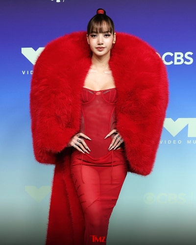 From humble beginnings in Thailand to becoming a global pop star👑, an update on Queen Lisa, who tearfully won the Best Pop award at the recent VMA Awards🏆