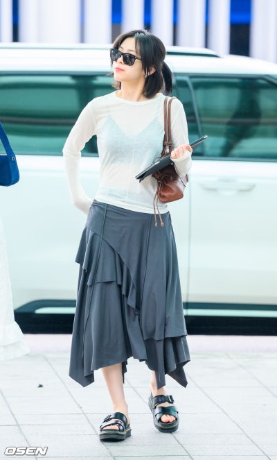 Seriously, everyone is going crazy telling Karina to button it up too lol..🤍 Here is an update on the super sexy airport fashion of Ryujin, the see-through obsessed girl, who showed up in a see-through outfit again🤭 (+Information on her must-have item)