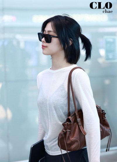 Seriously, everyone is going crazy telling Karina to button it up too lol..🤍 Here is an update on the super sexy airport fashion of Ryujin, the see-through obsessed girl, who showed up in a see-through outfit again🤭 (+Information on her must-have item)