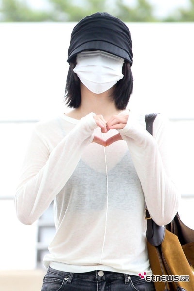 Seriously, everyone is going crazy telling Karina to button it up too lol..🤍 Here is an update on the super sexy airport fashion of Ryujin, the see-through obsessed girl, who showed up in a see-through outfit again🤭 (+Information on her must-have item)