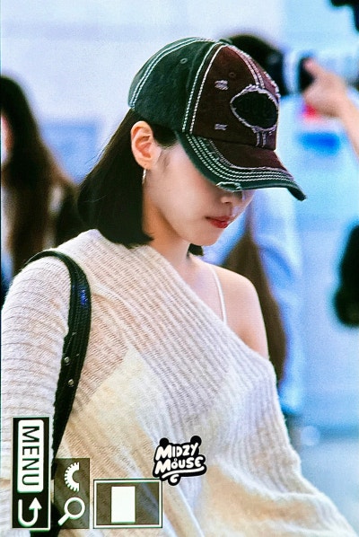 Seriously, everyone is going crazy telling Karina to button it up too lol..🤍 Here is an update on the super sexy airport fashion of Ryujin, the see-through obsessed girl, who showed up in a see-through outfit again🤭 (+Information on her must-have item)