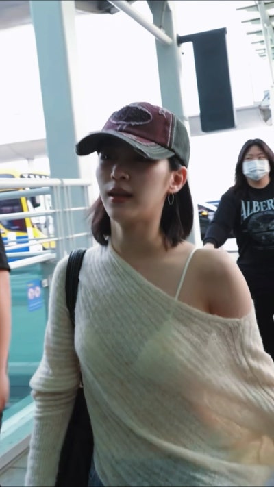 Seriously, everyone is going crazy telling Karina to button it up too lol..🤍 Here is an update on the super sexy airport fashion of Ryujin, the see-through obsessed girl, who showed up in a see-through outfit again🤭 (+Information on her must-have item)