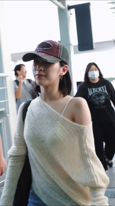 Seriously, everyone is going crazy telling Karina to button it up too lol..🤍 Here is an update on the super sexy airport fashion of Ryujin, the see-through obsessed girl, who showed up in a see-through outfit again🤭 (+Information on her must-have item)