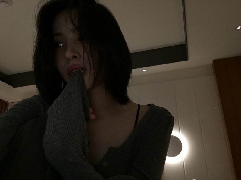 Seriously, everyone is going crazy telling Karina to button it up too lol..🤍 Here is an update on the super sexy airport fashion of Ryujin, the see-through obsessed girl, who showed up in a see-through outfit again🤭 (+Information on her must-have item)