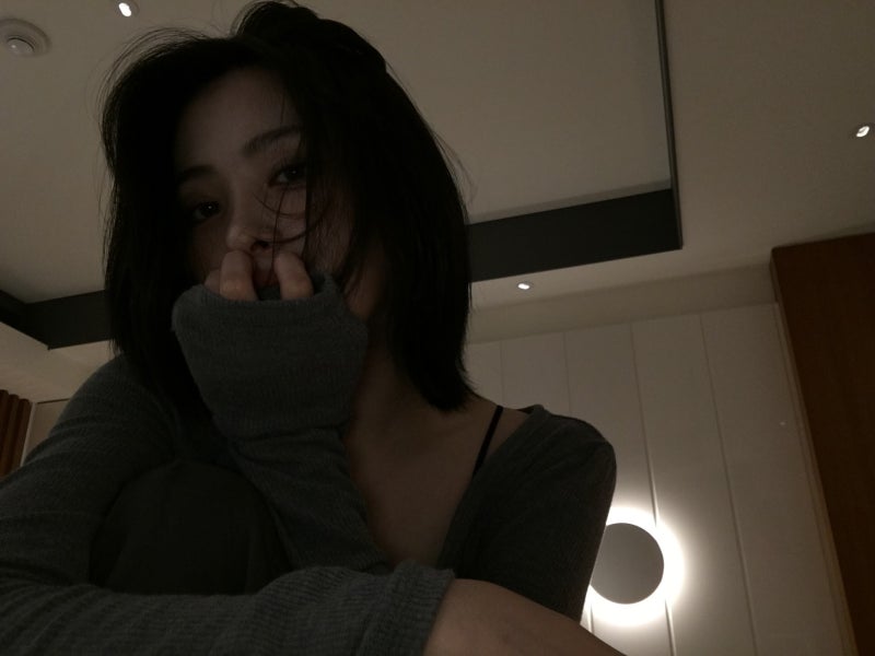 Seriously, everyone is going crazy telling Karina to button it up too lol..🤍 Here is an update on the super sexy airport fashion of Ryujin, the see-through obsessed girl, who showed up in a see-through outfit again🤭 (+Information on her must-have item)
