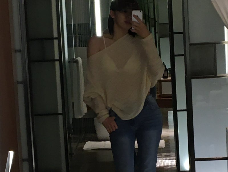 Seriously, everyone is going crazy telling Karina to button it up too lol..🤍 Here is an update on the super sexy airport fashion of Ryujin, the see-through obsessed girl, who showed up in a see-through outfit again🤭 (+Information on her must-have item)