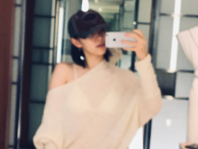 Seriously, everyone is going crazy telling Karina to button it up too lol..🤍 Here is an update on the super sexy airport fashion of Ryujin, the see-through obsessed girl, who showed up in a see-through outfit again🤭 (+Information on her must-have item)