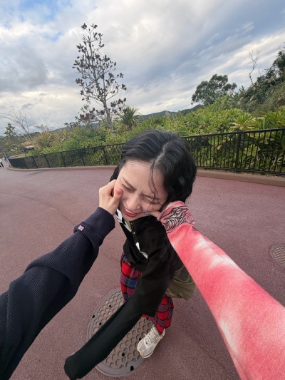 Seriously, everyone is going crazy telling Karina to button it up too lol..🤍 Here is an update on the super sexy airport fashion of Ryujin, the see-through obsessed girl, who showed up in a see-through outfit again🤭 (+Information on her must-have item)