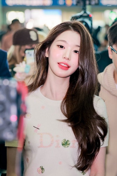 Seriously, even Dior suits her perfectly?..๐ Jang Won-young at Paris Fashion Week Dior SUMMER 27 Show, showcasing epic princess vibes with a layered cut right from her first Dior show๐