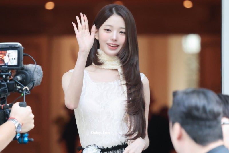 Seriously, even Dior suits her perfectly?..๐ Jang Won-young at Paris Fashion Week Dior SUMMER 27 Show, showcasing epic princess vibes with a layered cut right from her first Dior show๐