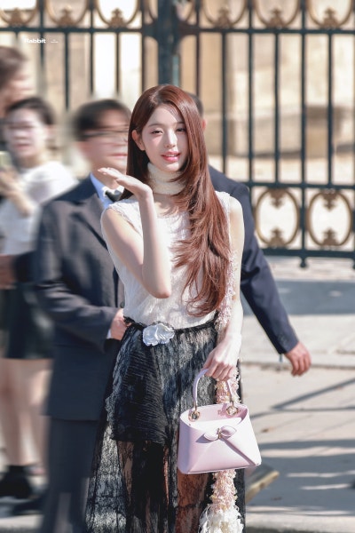 Seriously, even Dior suits her perfectly?..๐ Jang Won-young at Paris Fashion Week Dior SUMMER 27 Show, showcasing epic princess vibes with a layered cut right from her first Dior show๐