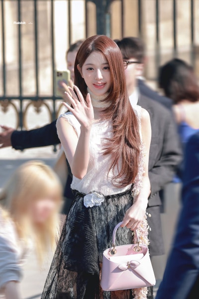 Seriously, even Dior suits her perfectly?..๐ Jang Won-young at Paris Fashion Week Dior SUMMER 27 Show, showcasing epic princess vibes with a layered cut right from her first Dior show๐
