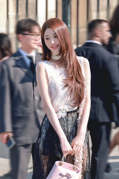 Seriously, even Dior suits her perfectly?..๐ Jang Won-young at Paris Fashion Week Dior SUMMER 27 Show, showcasing epic princess vibes with a layered cut right from her first Dior show๐