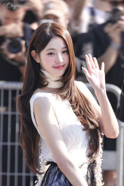 Seriously, even Dior suits her perfectly?..๐ Jang Won-young at Paris Fashion Week Dior SUMMER 27 Show, showcasing epic princess vibes with a layered cut right from her first Dior show๐