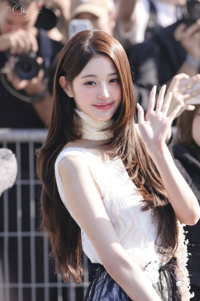 Seriously, even Dior suits her perfectly?..๐ Jang Won-young at Paris Fashion Week Dior SUMMER 27 Show, showcasing epic princess vibes with a layered cut right from her first Dior show๐