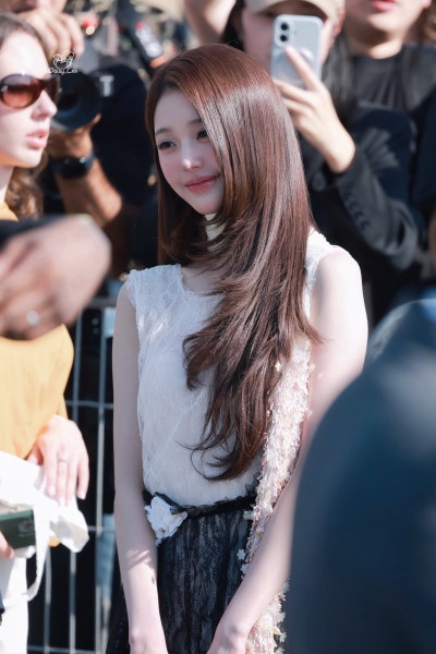 Seriously, even Dior suits her perfectly?..๐ Jang Won-young at Paris Fashion Week Dior SUMMER 27 Show, showcasing epic princess vibes with a layered cut right from her first Dior show๐