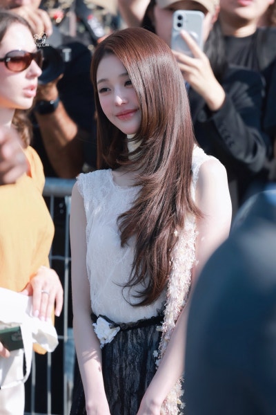 Seriously, even Dior suits her perfectly?..๐ Jang Won-young at Paris Fashion Week Dior SUMMER 27 Show, showcasing epic princess vibes with a layered cut right from her first Dior show๐