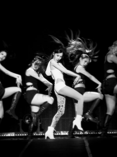If you want to genuinely like her... age verification is a must💜 Big Mother Giselle's Dallas concert visuals, who transformed with brown hair and summoned a sexy diva🔥