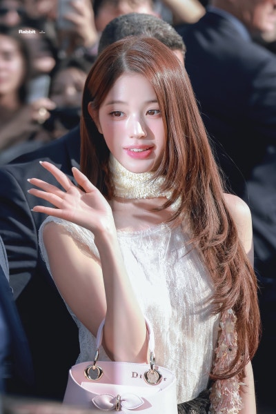 She's only 23... but she's already opened her eyes to Dior ๐ค. Dior Princess Jang Won-young, who sacrificed her view for elegance, in her Dior tweed jacket airport fashion ๐ซ