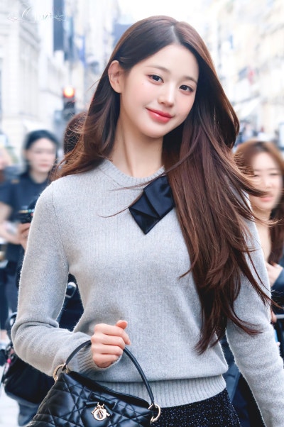 She's only 23... but she's already opened her eyes to Dior ๐ค. Dior Princess Jang Won-young, who sacrificed her view for elegance, in her Dior tweed jacket airport fashion ๐ซ