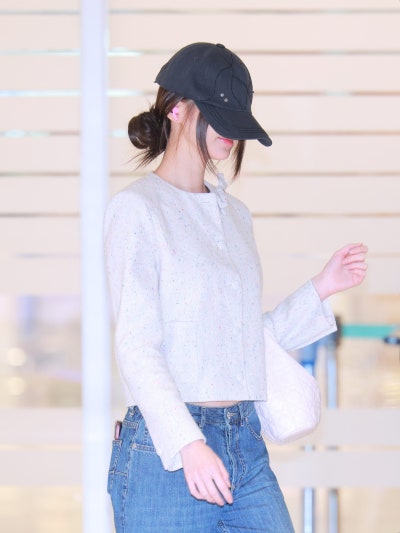 She's only 23... but she's already opened her eyes to Dior ๐ค. Dior Princess Jang Won-young, who sacrificed her view for elegance, in her Dior tweed jacket airport fashion ๐ซ