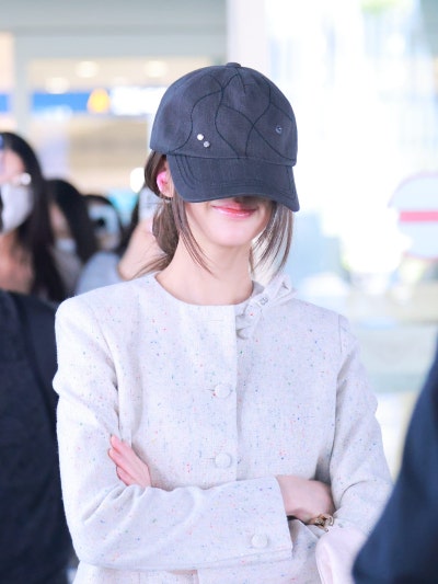 She's only 23... but she's already opened her eyes to Dior ๐ค. Dior Princess Jang Won-young, who sacrificed her view for elegance, in her Dior tweed jacket airport fashion ๐ซ