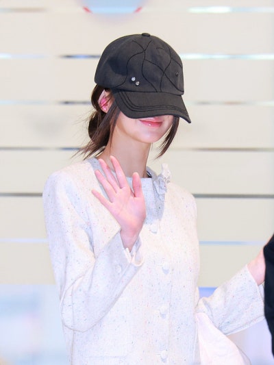 She's only 23... but she's already opened her eyes to Dior ๐ค. Dior Princess Jang Won-young, who sacrificed her view for elegance, in her Dior tweed jacket airport fashion ๐ซ