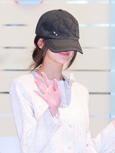 She's only 23... but she's already opened her eyes to Dior ๐ค. Dior Princess Jang Won-young, who sacrificed her view for elegance, in her Dior tweed jacket airport fashion ๐ซ