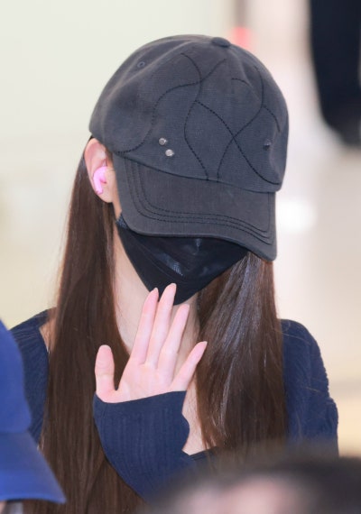 She's only 23... but she's already opened her eyes to Dior ๐ค. Dior Princess Jang Won-young, who sacrificed her view for elegance, in her Dior tweed jacket airport fashion ๐ซ