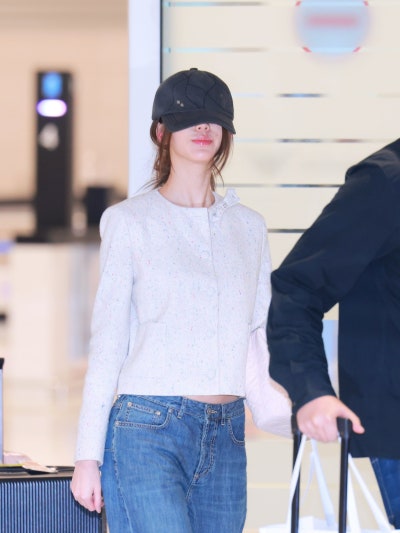 She's only 23... but she's already opened her eyes to Dior ๐ค. Dior Princess Jang Won-young, who sacrificed her view for elegance, in her Dior tweed jacket airport fashion ๐ซ